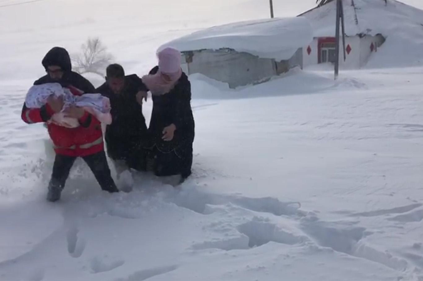 Kar nedeniyle mahsur kalan hastalar kurtarıldı